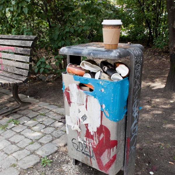 Einwegmüll - Pappbecher im Mülleimer in Berlin